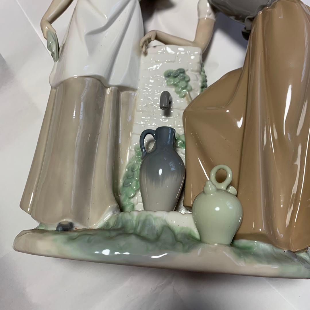 リヤドロ　陶器製女性フィギュア 水差し付き