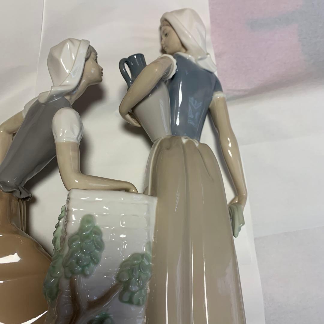 リヤドロ　陶器製女性フィギュア 水差し付き