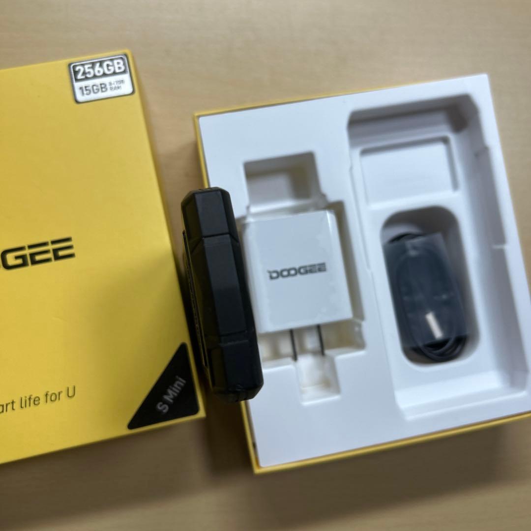 Doogee Smini 256GB SIMフリー 画面割れあり