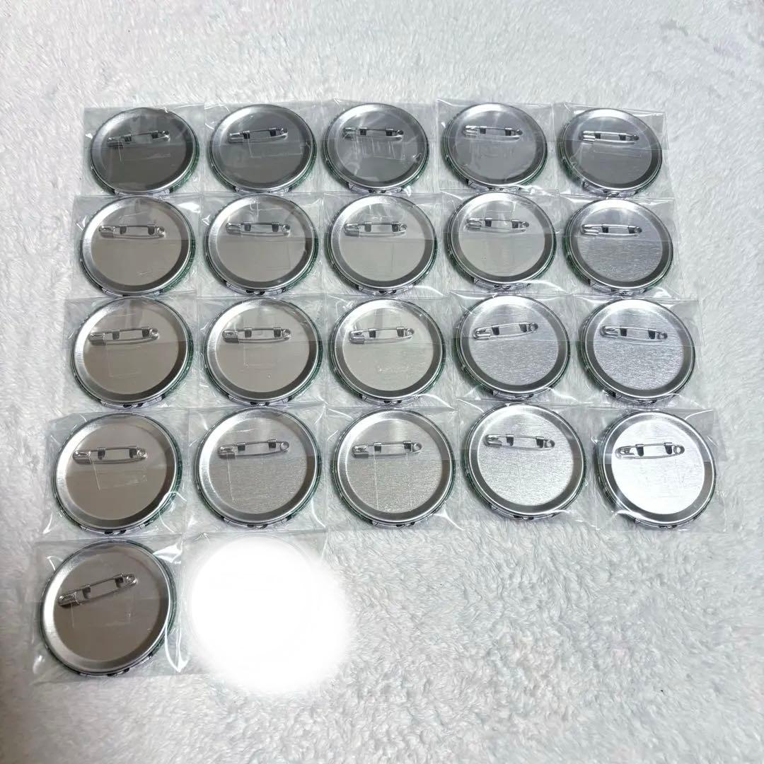 【値下げ中】 クロノヴァ 缶バッジ V かなめ