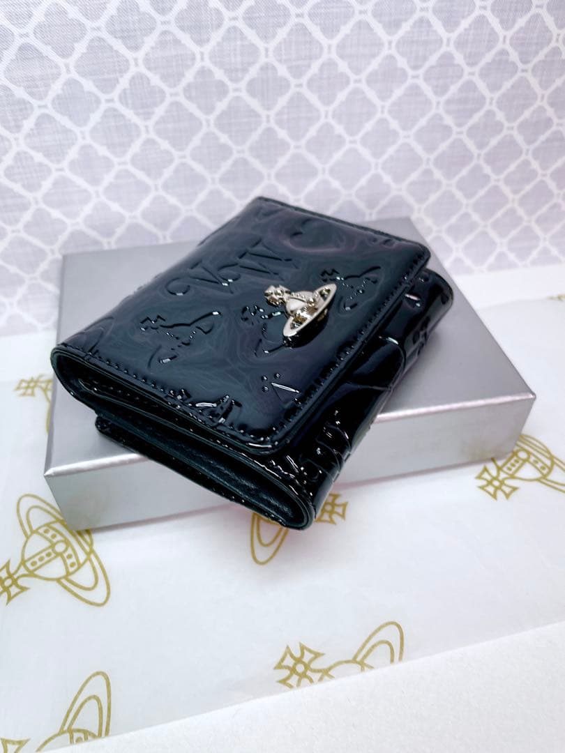 【内側に素敵な柄♡新作】Vivienne Westwood 折財布 エナメル黒