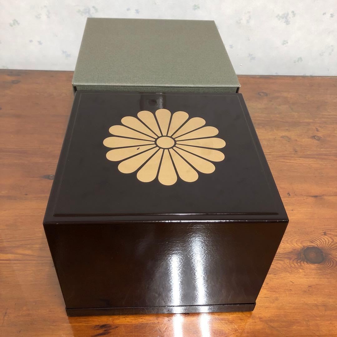 天皇皇后両陛下　翠玉婚記念　手塚石雲作　ボンボニエール　翠玉櫻蝶文喰籠　花蝶窯