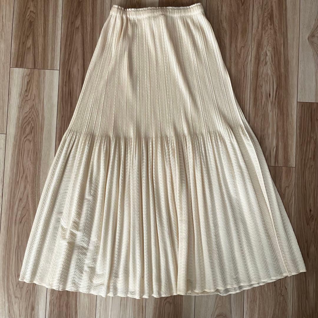PLEATS PLEASE 白 スカート