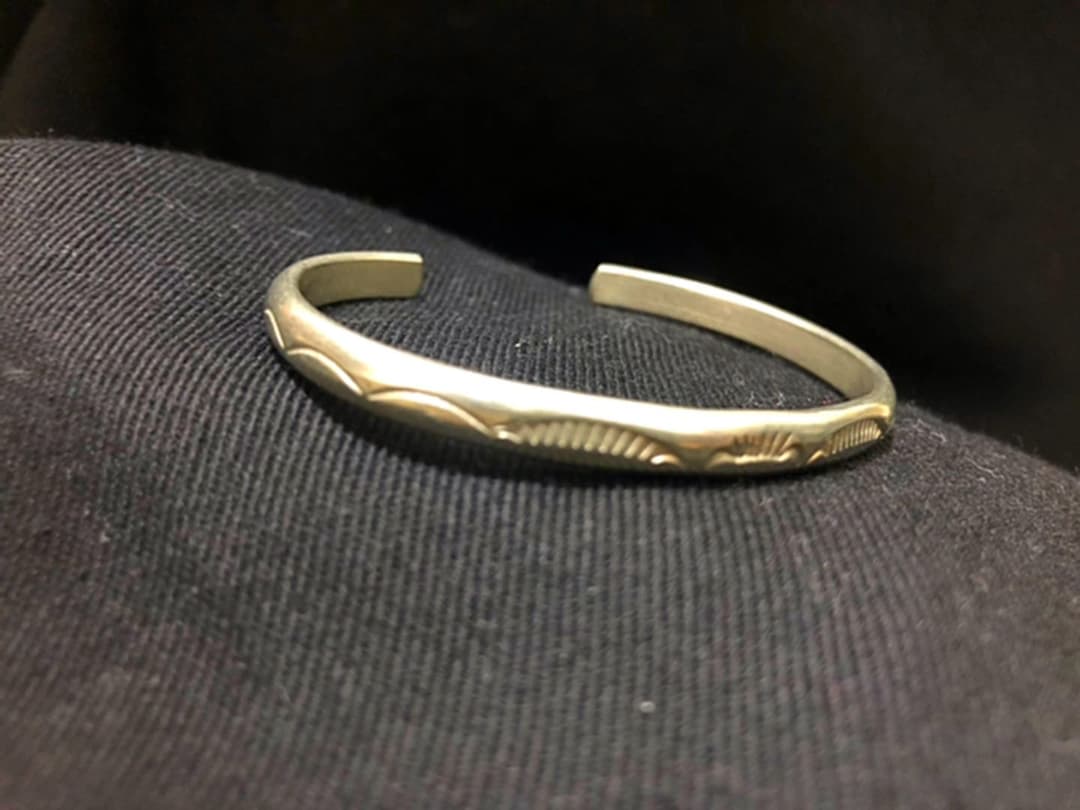 ナバホ族（NAVAJO)/ インディアンジュエリー/シルバーバングル