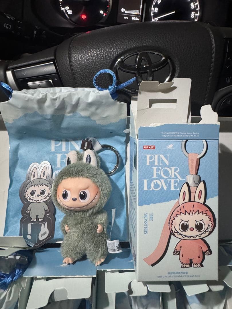 ラブブ LABUBU PIN FOR LOVE ぬいぐるみペンダント ！