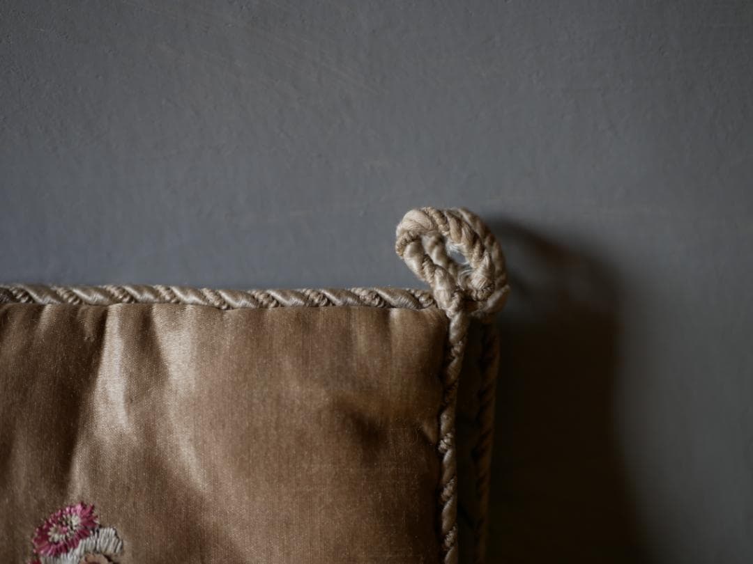 シルクのハンキーケース　手刺繡　フランスアンティーク　ブロカントのある暮らし