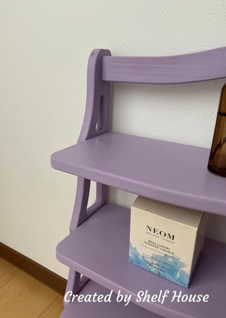 やさしい藤色の曲線木製棚 I