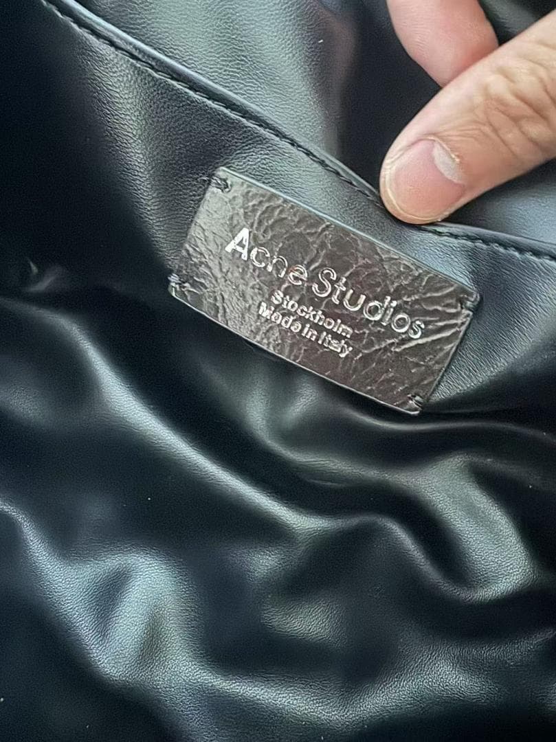 即日発送 Acne Studios ブラックレザーハンドバッグ