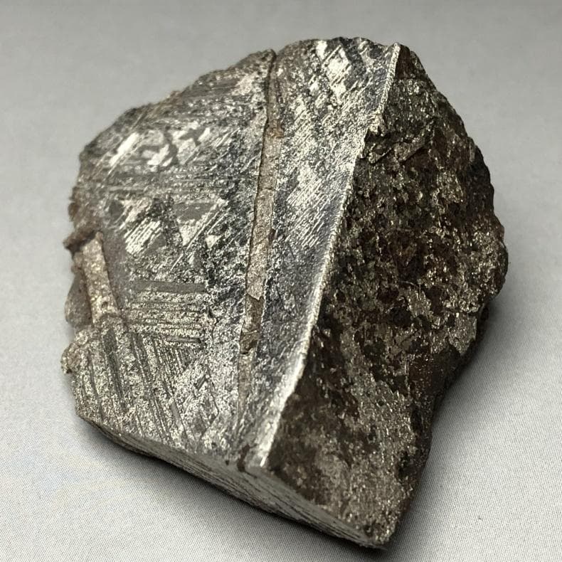 隕石 鉄隕石　アルタイ隕石　原皮付き　原石　重さ約105ｇ