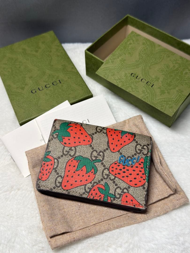 GUCCI ストロベリーパターン 二つ折り財布
