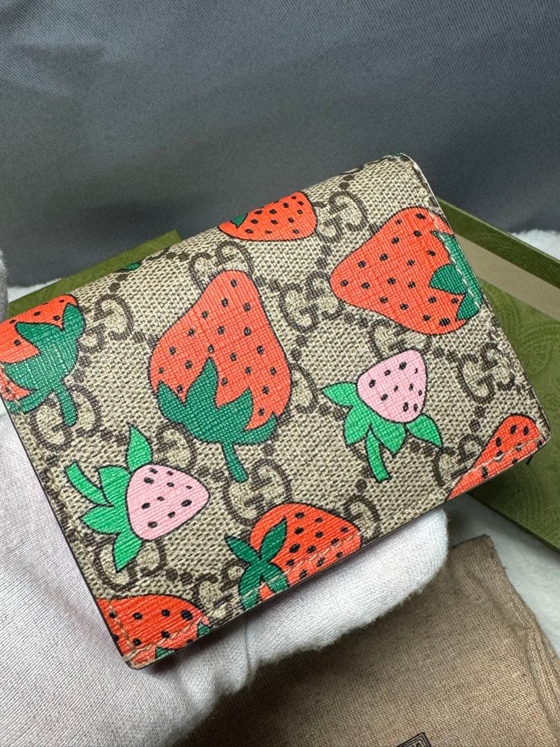 GUCCI ストロベリーパターン 二つ折り財布