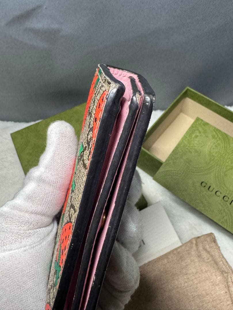 GUCCI ストロベリーパターン 二つ折り財布