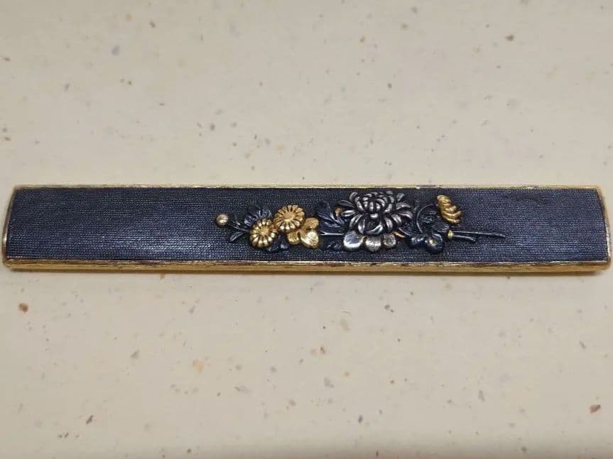 小柄袋、赤銅魚子地に菊花図