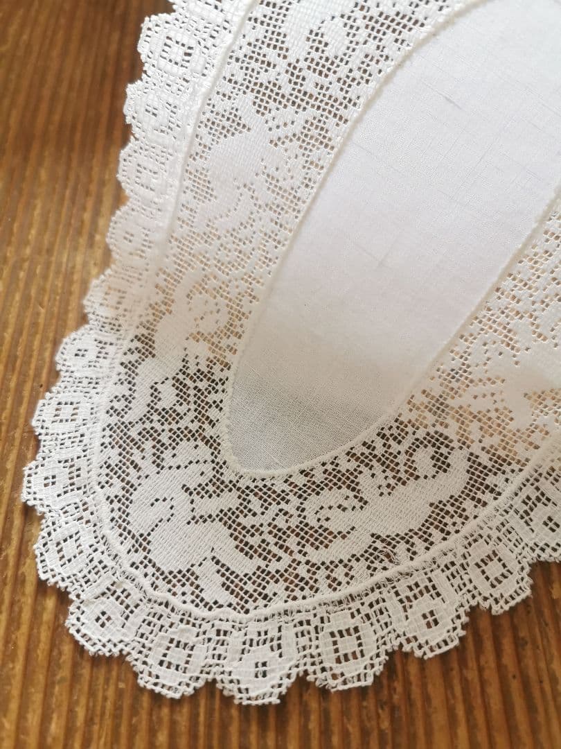 アンティーク イタリア 草花の中で遊ぶ子供の天使のフィレレース オーバルドイリー