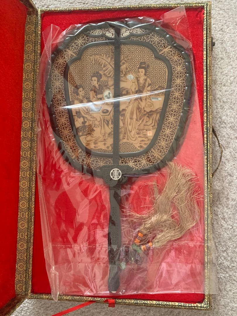ア*ン様 新品！中国美術 唐木造 白檀透彫刻 翡翠 軍配型硯屏 団扇