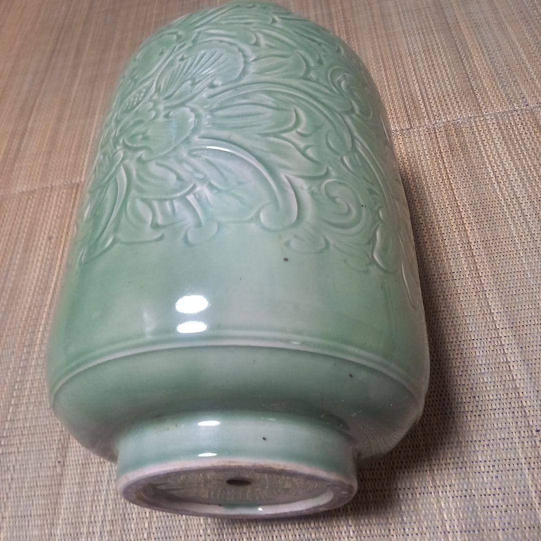 緑色の花彫刻付き蓋壺