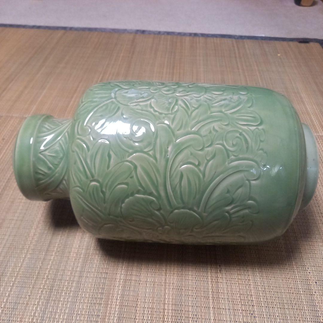 緑色の花彫刻付き蓋壺