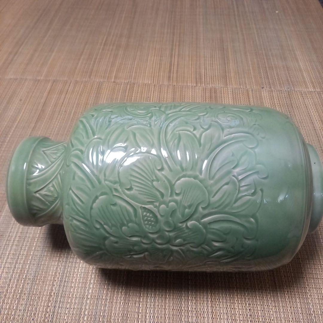 緑色の花彫刻付き蓋壺