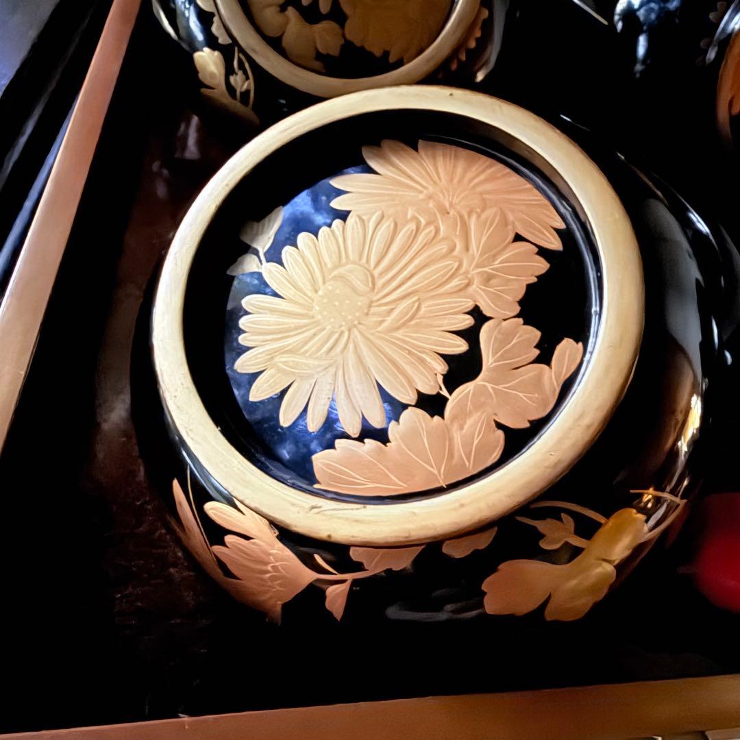 2215様感謝‼️めでたい吉兆JAPAN 特産　輪島塗天然木『菊&蝶』金縁黒椀2客