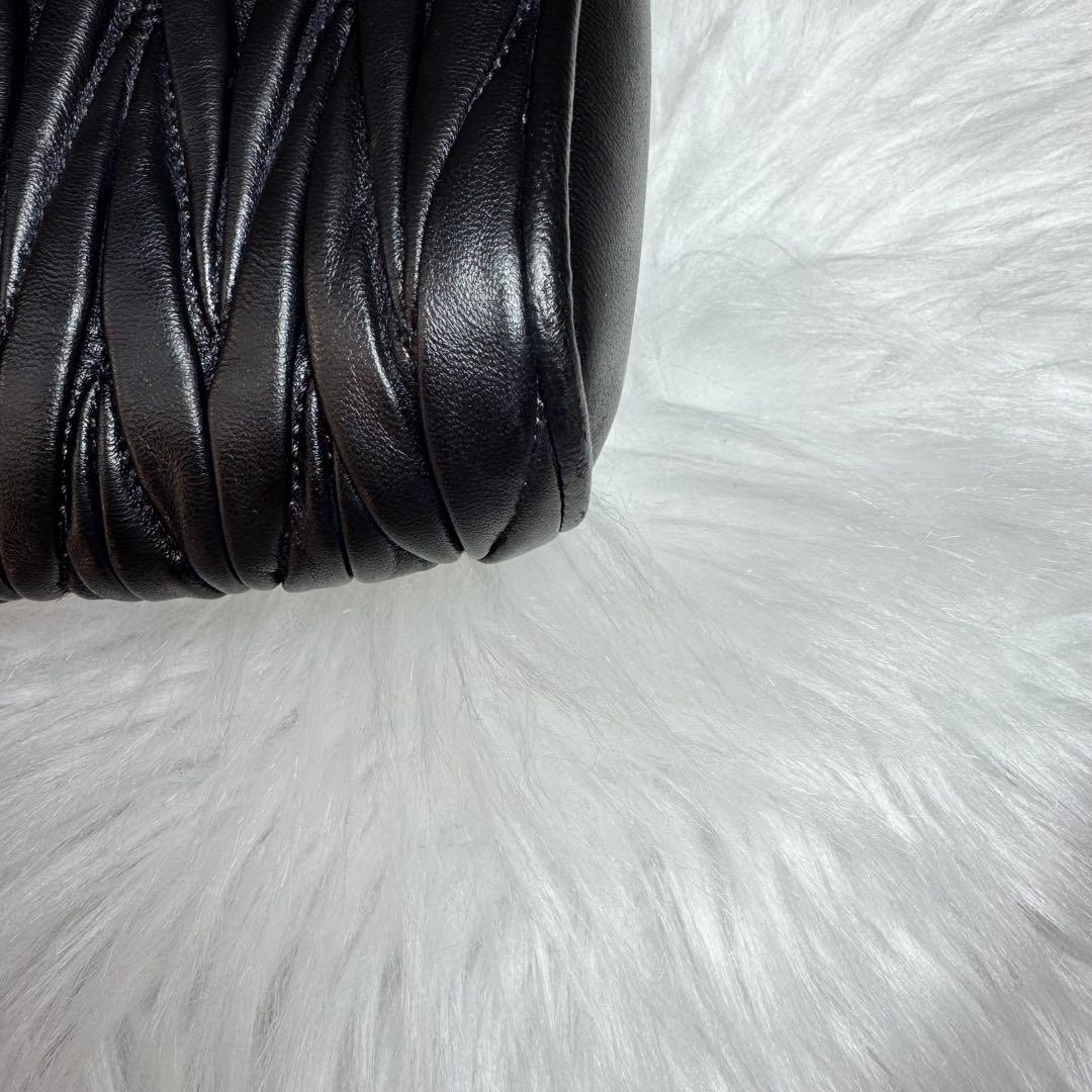 miu miu ミュウミュウ　マテラッセ　レザー　ショルダーバッグ　ブラック　黒