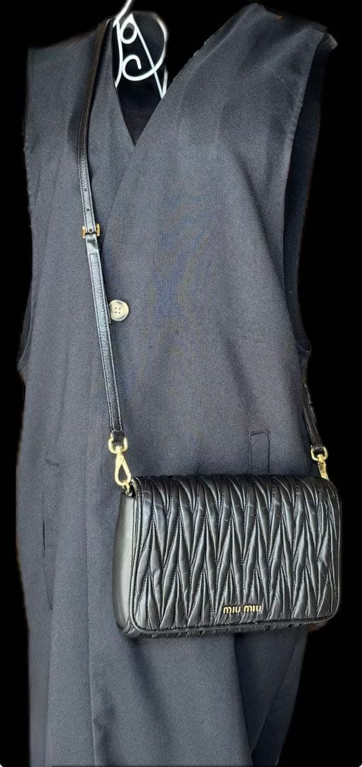 miu miu ミュウミュウ　マテラッセ　レザー　ショルダーバッグ　ブラック　黒