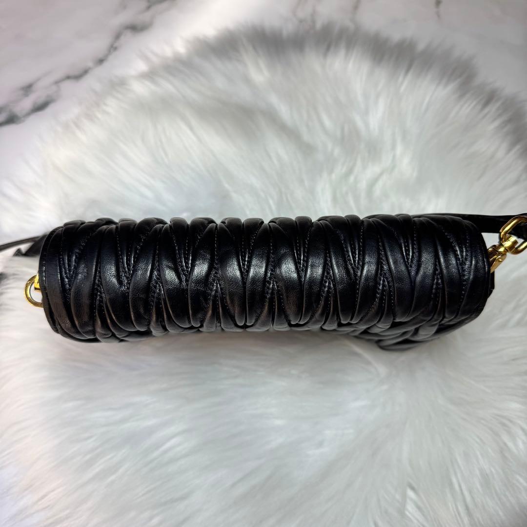 miu miu ミュウミュウ　マテラッセ　レザー　ショルダーバッグ　ブラック　黒