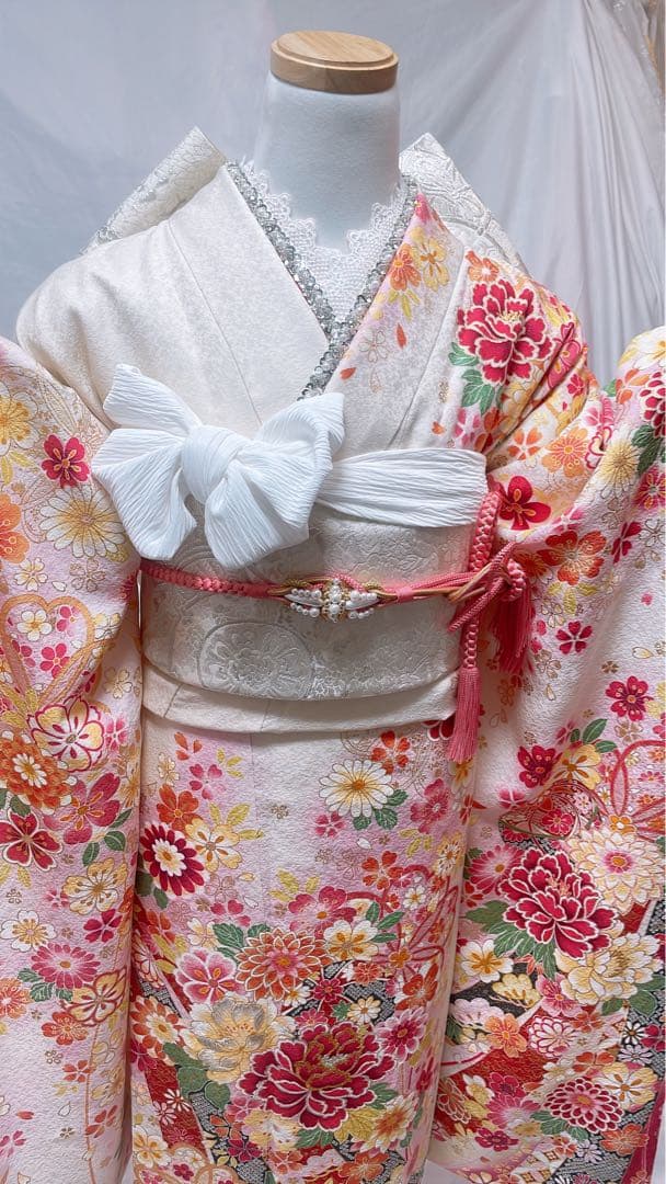 白地に赤とピンクの花柄 振袖フルセット　振袖　振袖セット　成人式　振袖6点セット