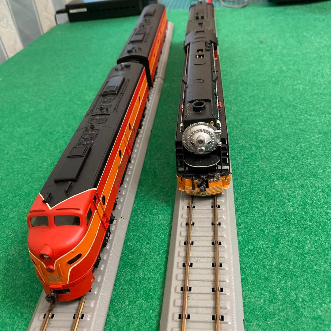 サザンパシフィックのディーゼル機関車と、蒸気機関車、客車12両