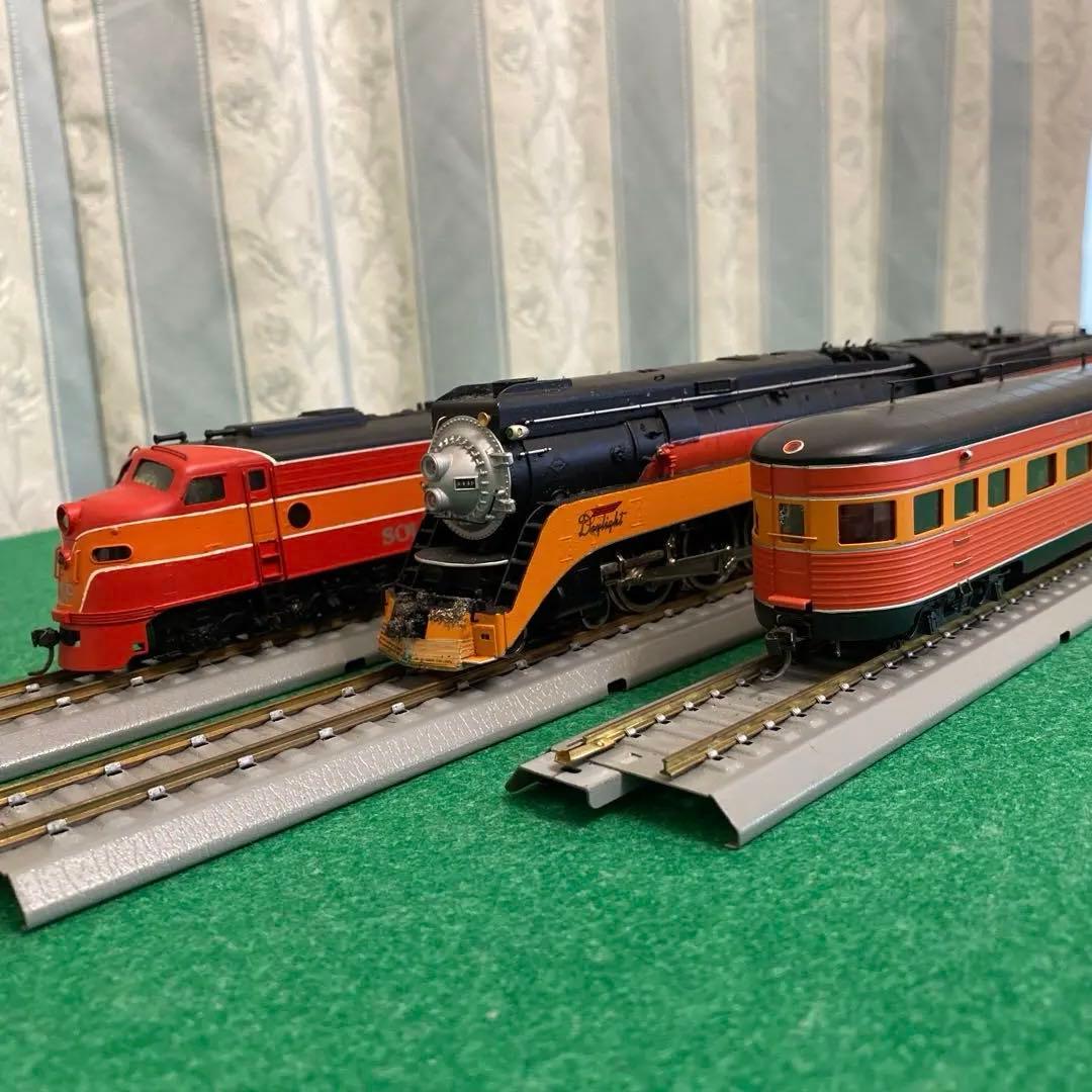 サザンパシフィックのディーゼル機関車と、蒸気機関車、客車12両