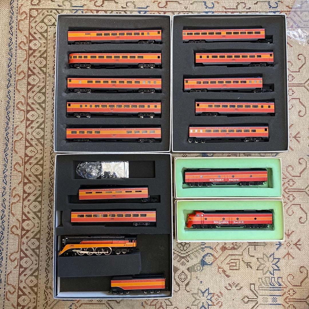 サザンパシフィックのディーゼル機関車と、蒸気機関車、客車12両