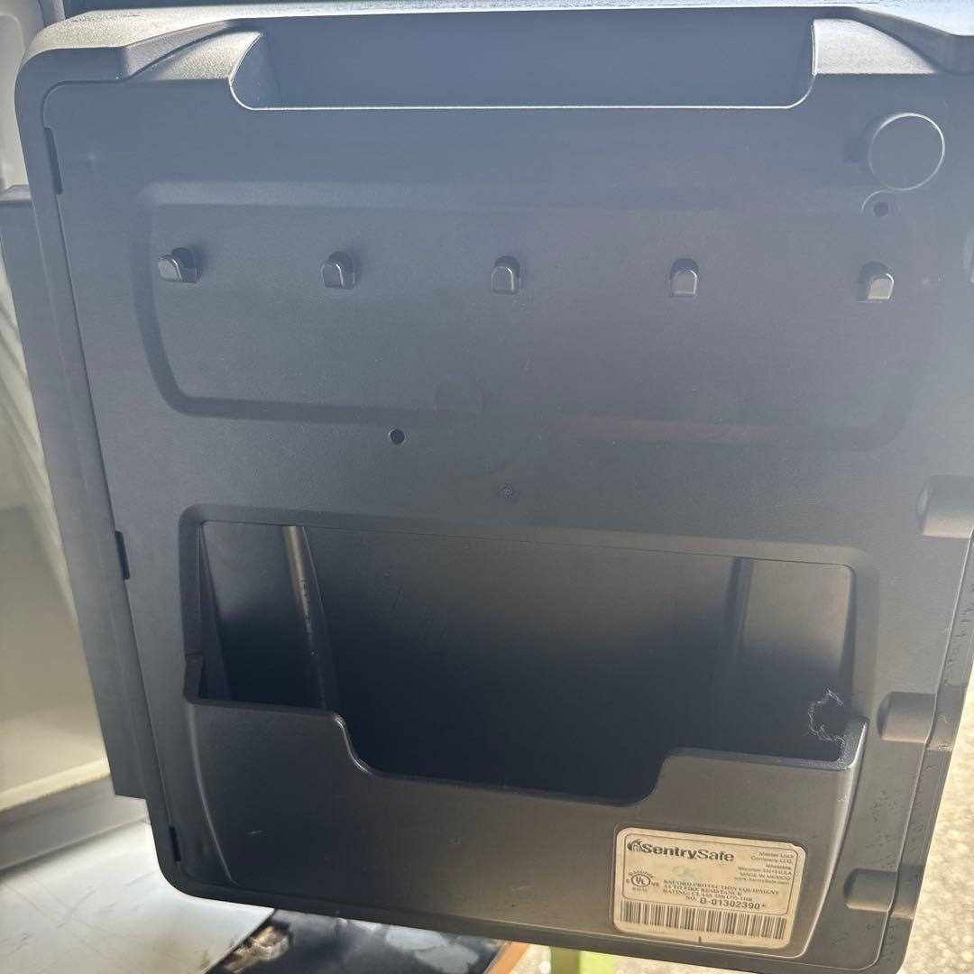 SentrySafe デジタル式耐火・防水金庫　テンキー式【A-165】