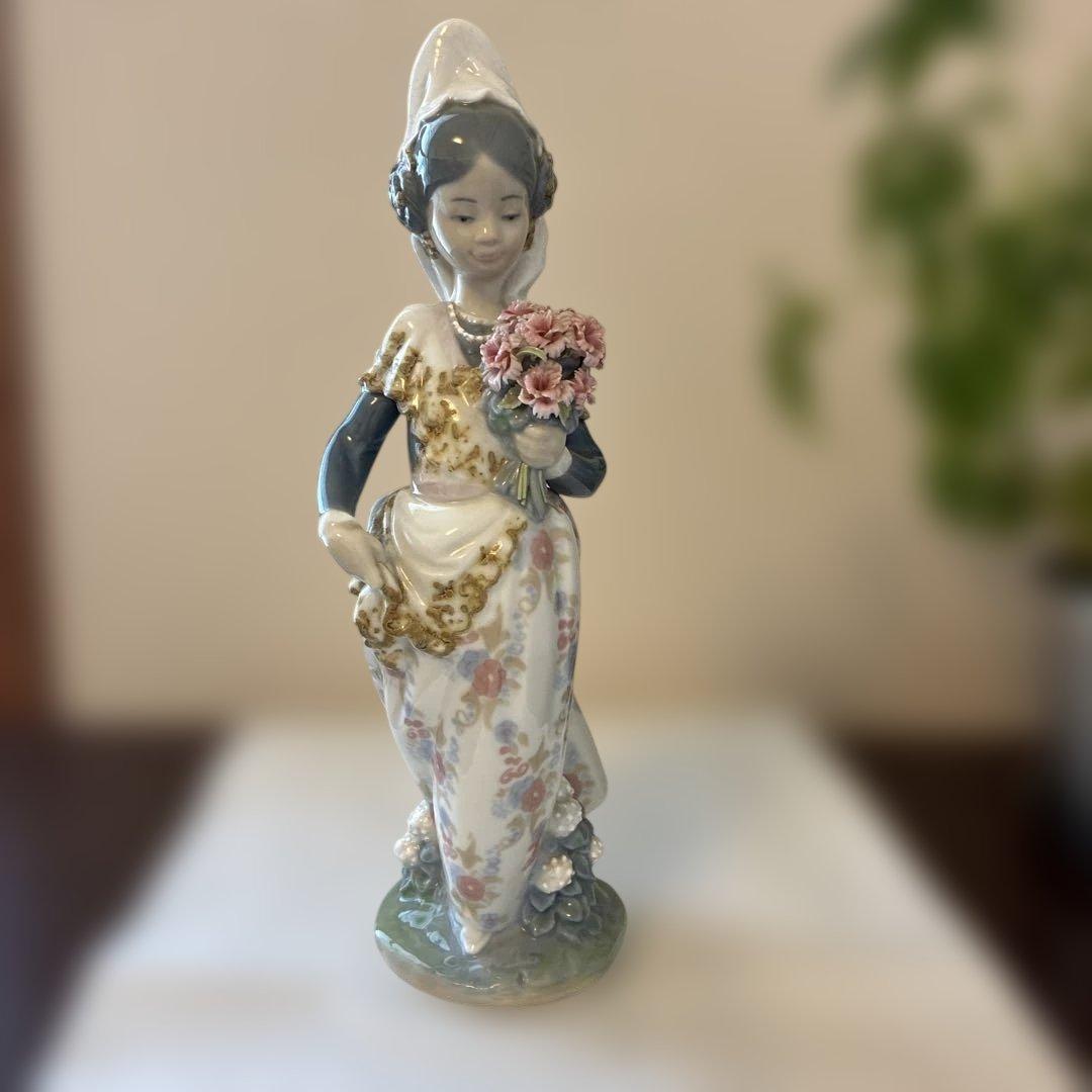 リヤドロ 花束を持つ少女