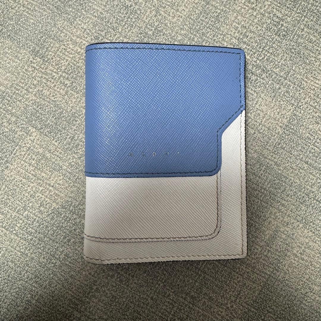 マルニ　二つ折り財布　ホワイト×ライトブルー