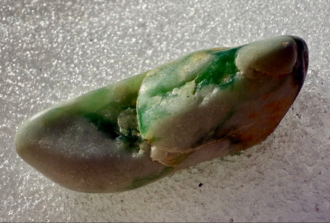 新潟県糸魚川市玉ノ木海岸産宝石質ヒスイ輝石岩