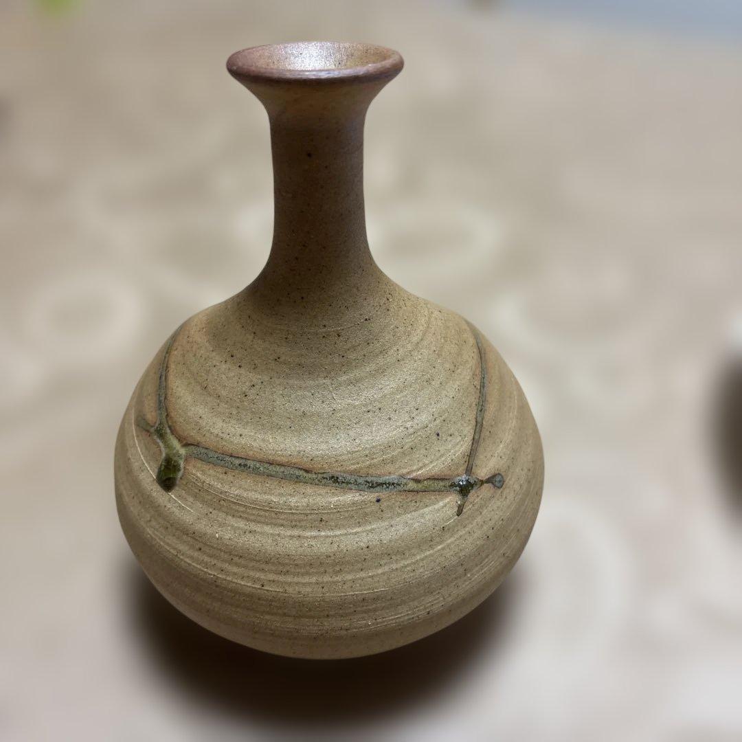ベージュ陶器花瓶 緑色のライン装飾