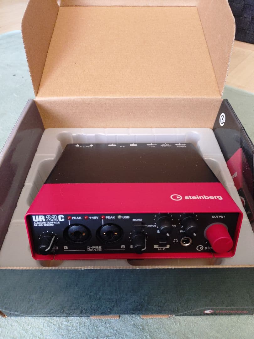 Steinberg UR22C 　限定レッドカラー