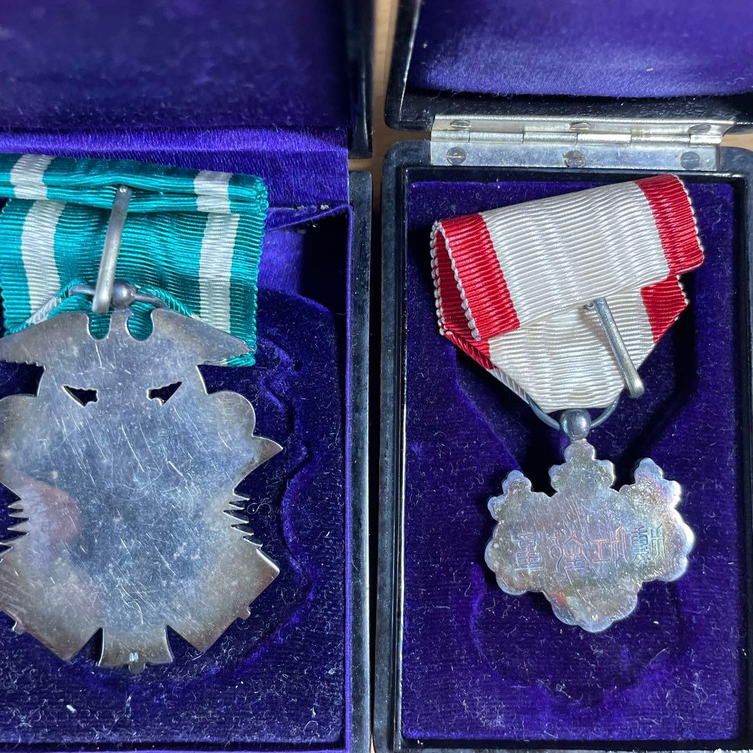 【勲章2点セット】勲八等白色桐葉章(右)・功七級金鵄勲章(左)記念章 勲章箱付