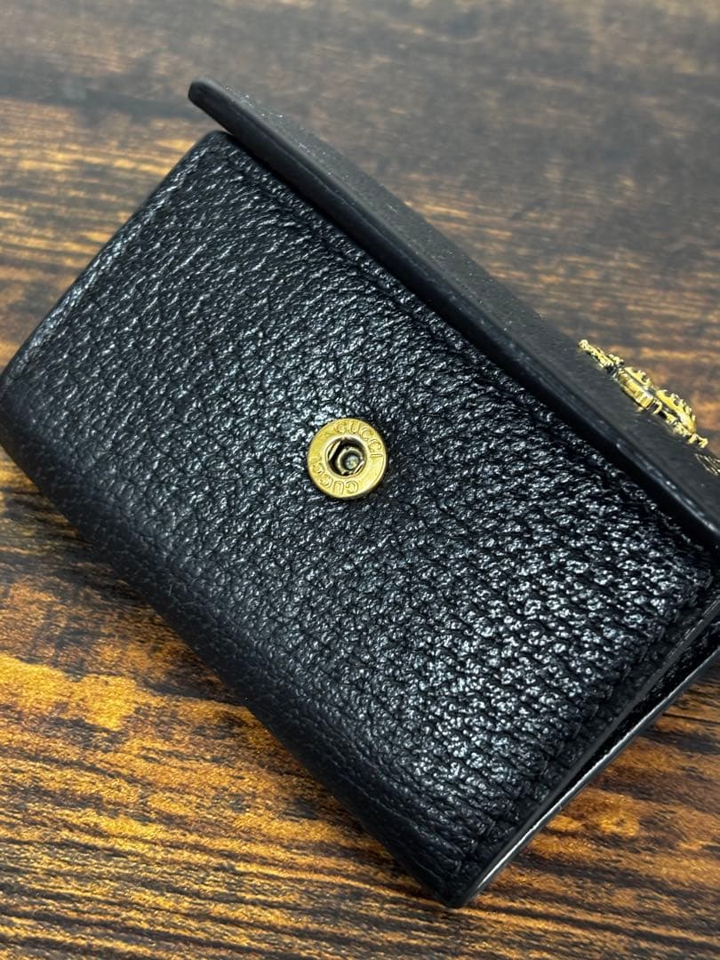 GUCCI ブラックレザーキーケース 蜂モチーフ