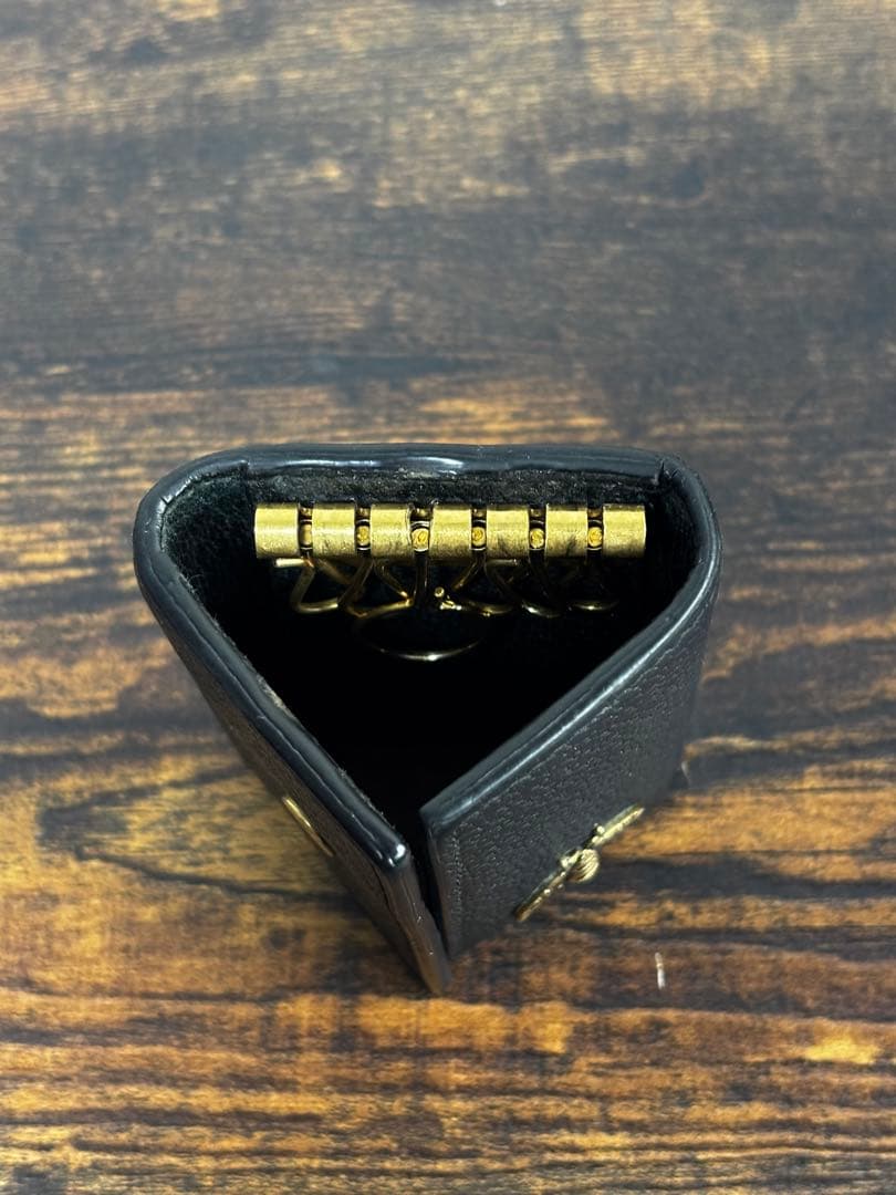 GUCCI ブラックレザーキーケース 蜂モチーフ