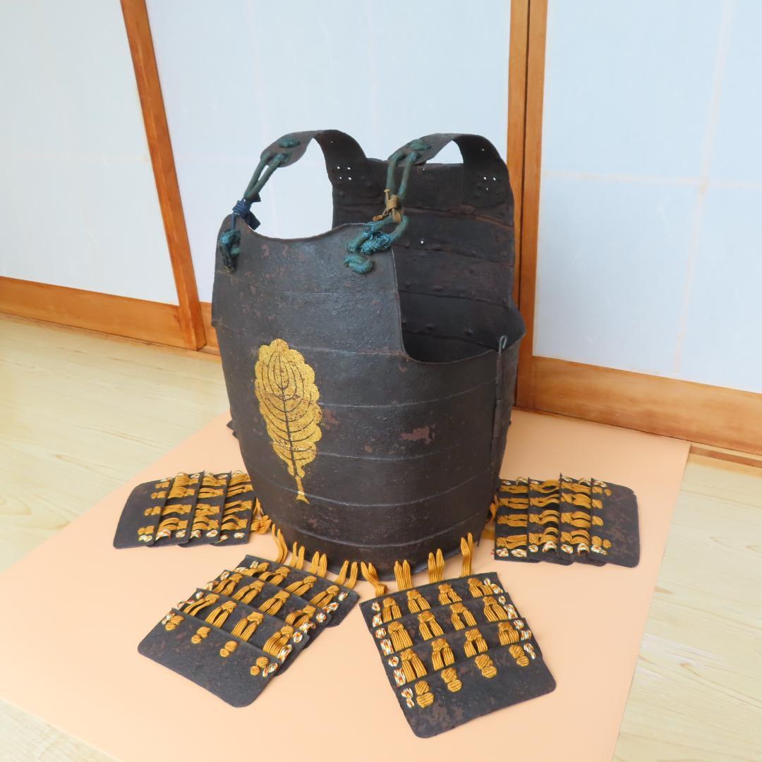 江戸時代の本物です。一枚柏紋二枚胴（鎧兜・鎧・甲冑・胴・具足)