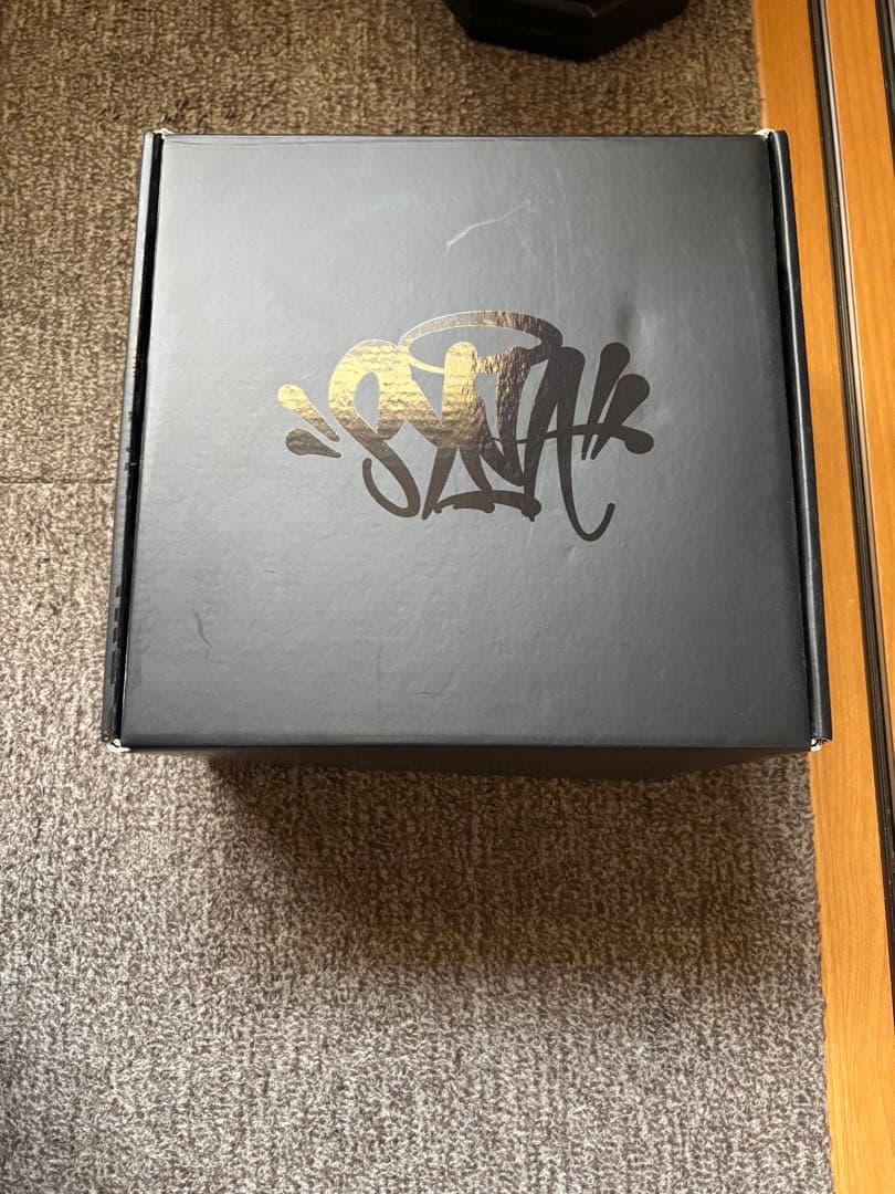 Syna World × New Era キャップ