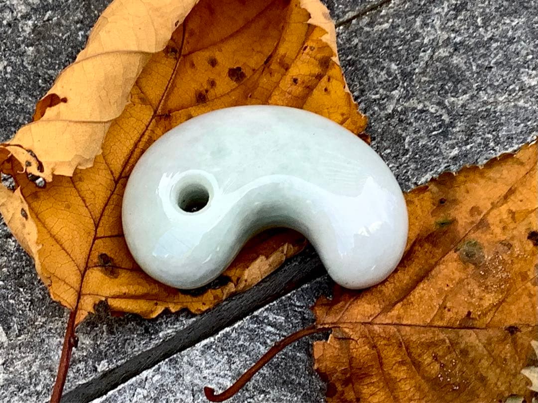 ✳お値段と品質に自信あり‼️糸魚川翡翠勾玉　本物ジェダイトをお身近に　機械鑑定付‼️