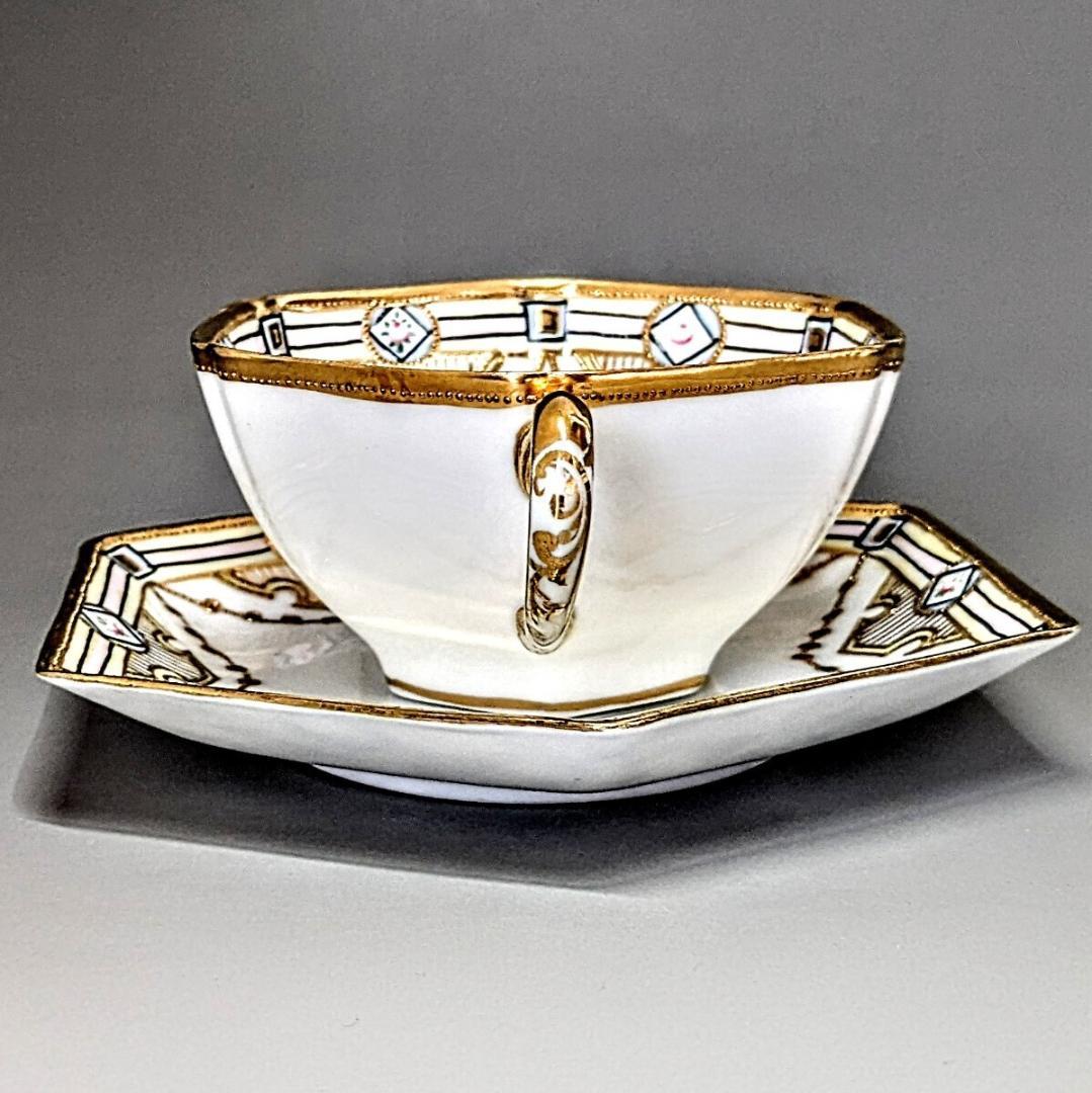 オールドノリタケ・金盛上陽刻薔薇柄　ガーランド装飾　ヘキサゴン　カップ＆ソーサー