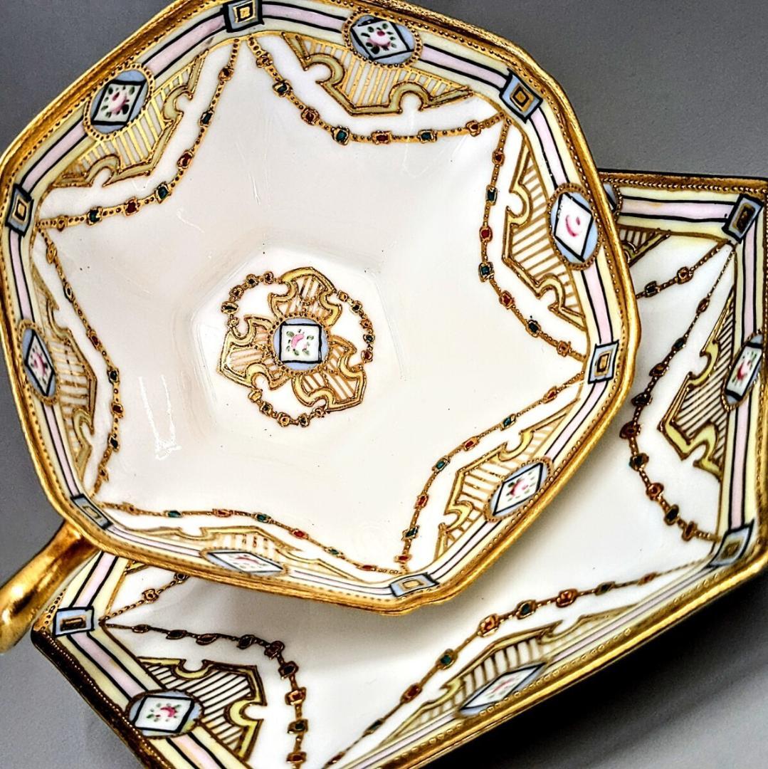 オールドノリタケ・金盛上陽刻薔薇柄　ガーランド装飾　ヘキサゴン　カップ＆ソーサー