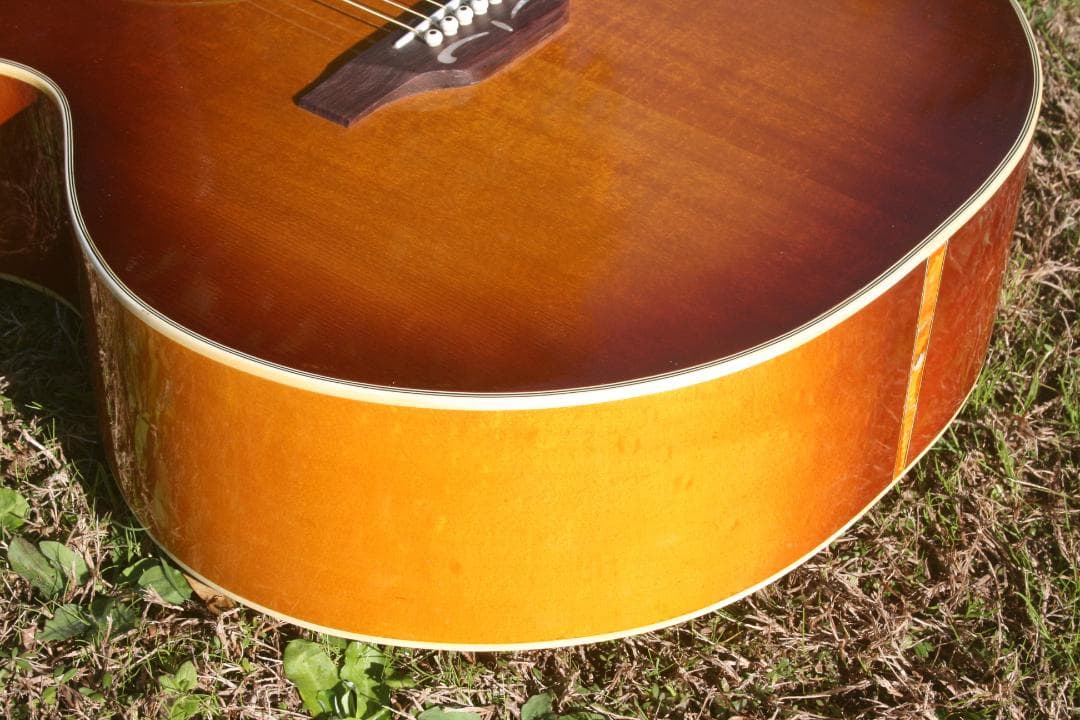 1970年代に日本の松本のマツモクで製造されたGranada J200モデル