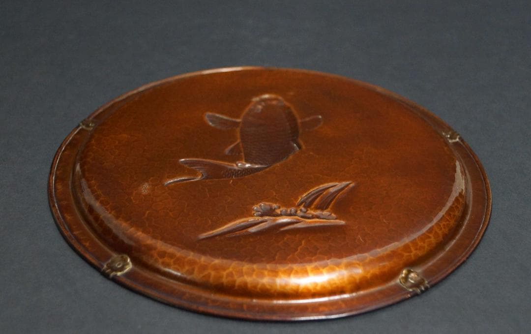 銅蟲 銅製金槌目打 銀象嵌 『波に鯉図』 大皿 飾り皿 茶道具 径22.5cm