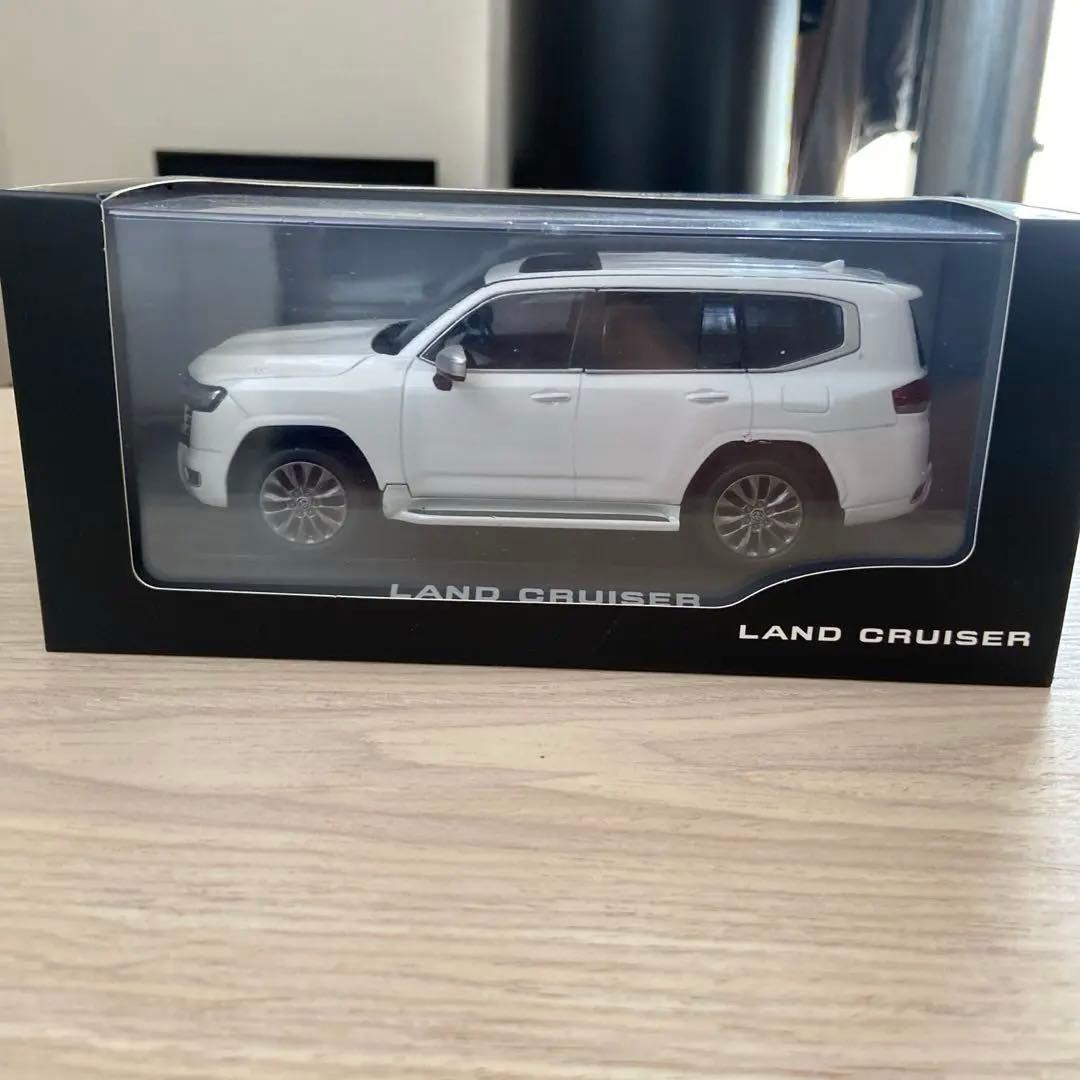 非売品　トヨタ ランクル300 1/30スケールミニカー ダイキャスト製