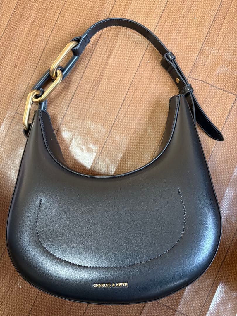 CHARLES & KEITH コラ メタリックアクセントムーンバッグ黒