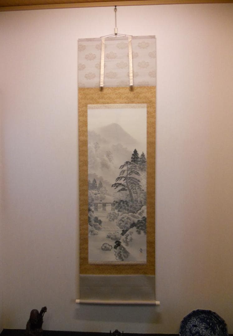 掛け軸 間崎春光 水墨山水 絹本 希少 軸装 茶道具 掛軸 美品 です。