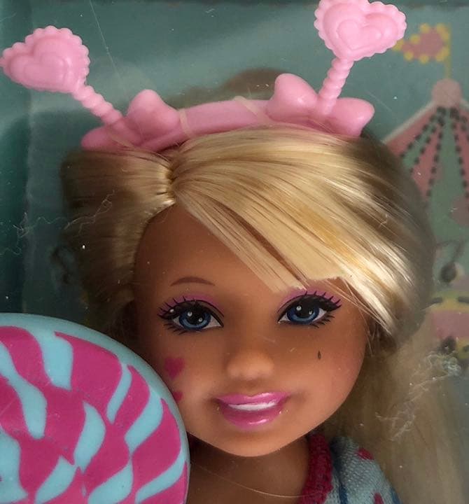 新品。アメリカで購入、バービー人形。ちびっ子勢揃い遊園地2012年。かわいい❤️